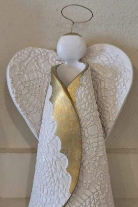 un ángel cerámico hecho por un ceramista local del studio 1260C