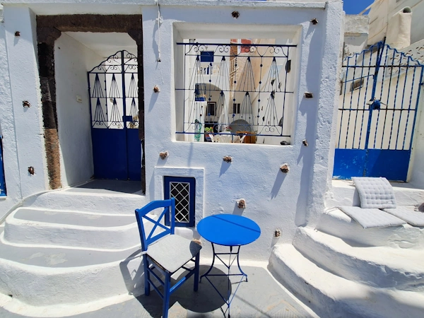 What slow Santorini day during cruise ship chaos actually feels like: a real private tour through Megalochori, Oia and Pyrgos without pressure or overload.