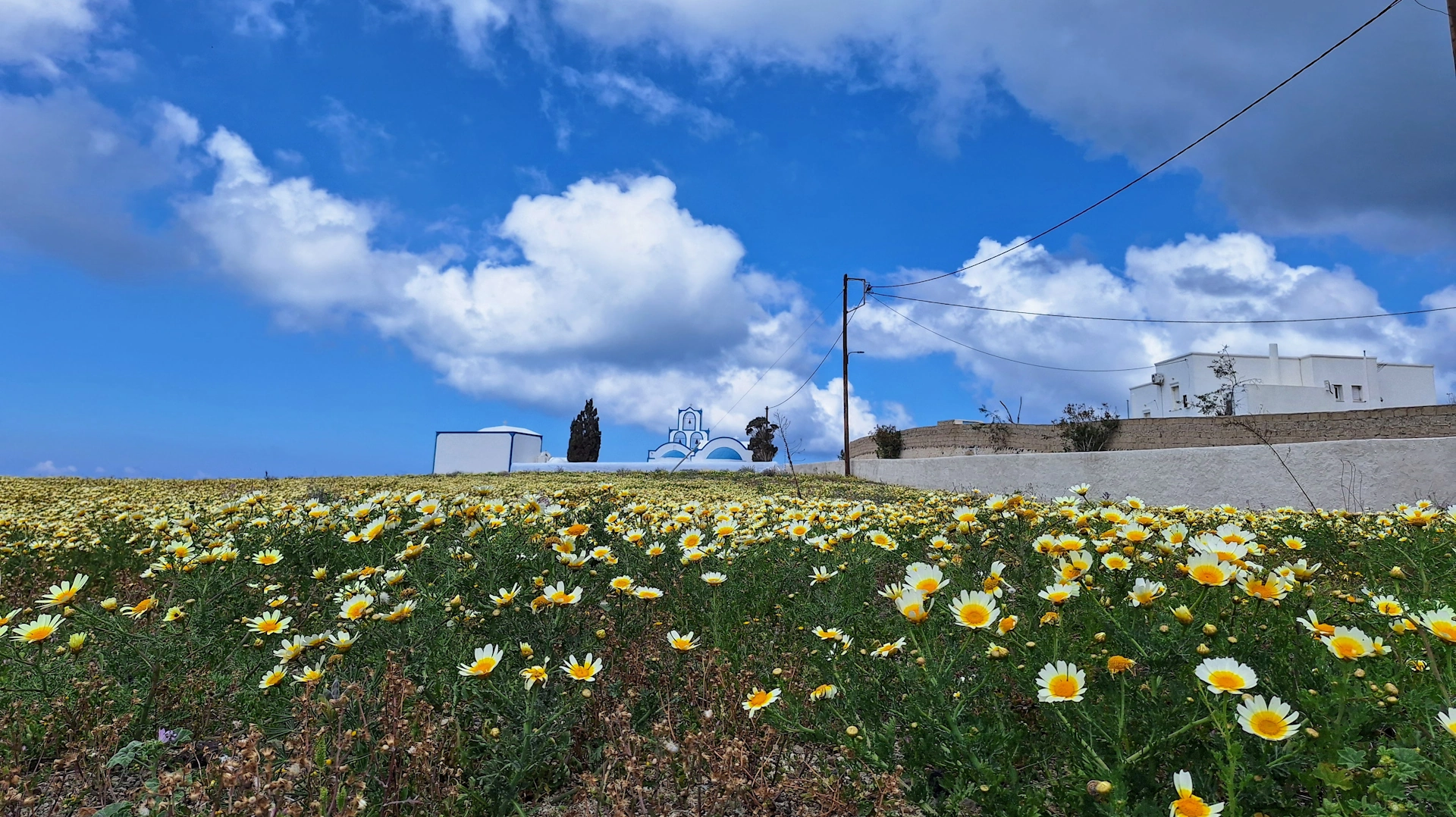 Discover Santorini village walks designed around timing, flow, and hidden paths. Explore Oia, Pyrgos, and inland villages without the crowds.