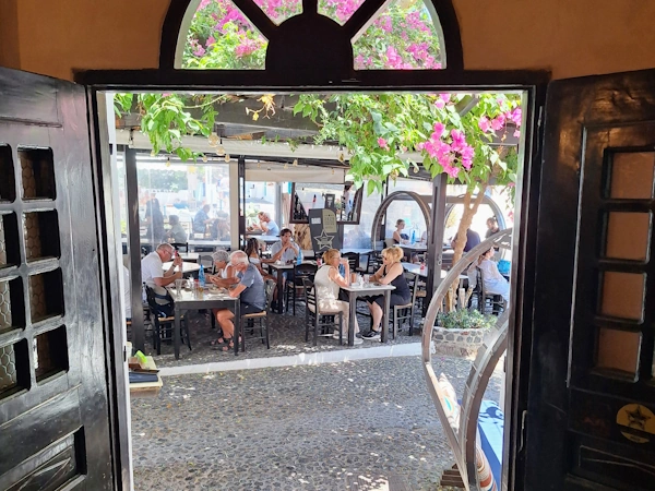 Santorini in August - the best recipe for the midday heat is staying in the shade of the inland villages